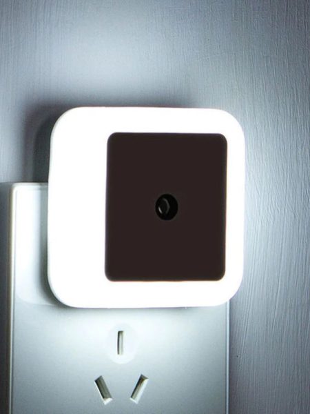 Plug-in LED Night Light With Auto Dusk-To-Dawn Sensor ( Square, White )